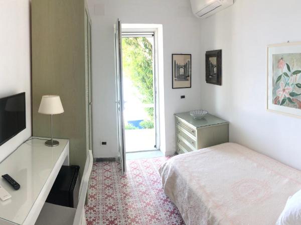 Hotel Casa Sofia : photo 4 de la chambre chambre meublée simplement - terrasse et vue sur mer