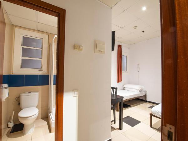 Safestay Barcelona Passeig de Gràcia : photo 7 de la chambre chambre lits jumeaux avec salle de bains privative