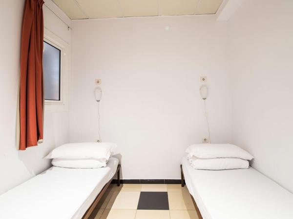 Safestay Barcelona Passeig de Gràcia : photo 3 de la chambre chambre lits jumeaux avec salle de bains privative