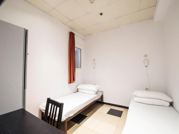 Safestay Barcelona Passeig de Gràcia : photo 6 de la chambre chambre lits jumeaux avec salle de bains privative