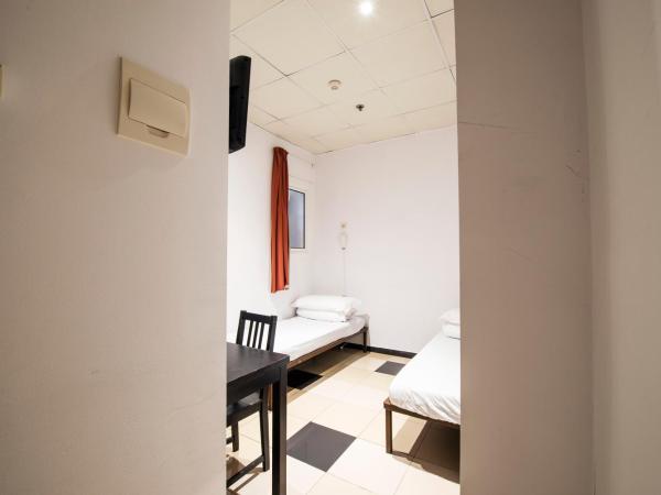 Safestay Barcelona Passeig de Gràcia : photo 4 de la chambre chambre lits jumeaux avec salle de bains privative