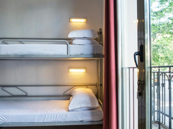 Safestay Barcelona Passeig de Gràcia : photo 8 de la chambre lit dans dortoir mixte de 8 lits avec salle de bains privative