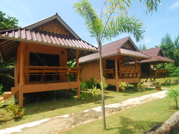 Lanta Pearl Beach Resort : photo 8 de la chambre bungalow avec climatisation