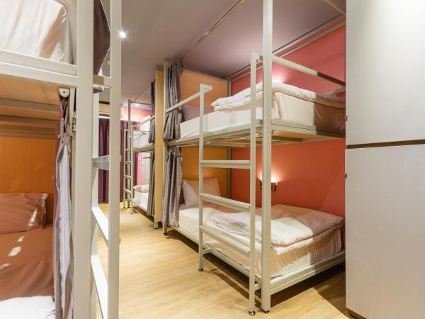 Siamaze Hostel : photo 6 de la chambre bed in 8-bed ladies dormitory room
