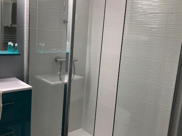 Hôtel La Côte Océane : photo 9 de la chambre chambre quadruple (2 adultes + 2 enfants)