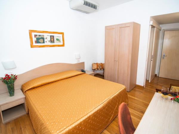 Hotel La Colonna : photo 1 de la chambre chambre double ou lits jumeaux - accessible aux personnes à mobilité réduite