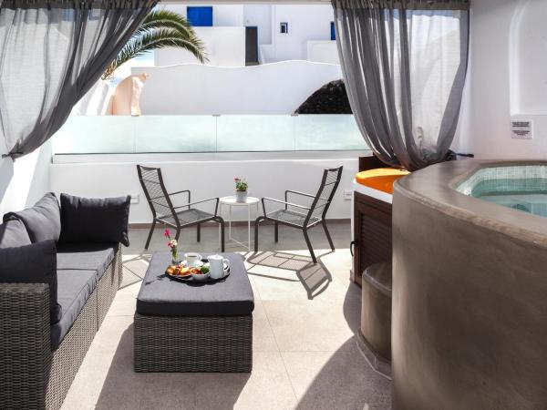 Irene City Villas : photo 10 de la chambre suite supérieure avec jacuzzi extérieur