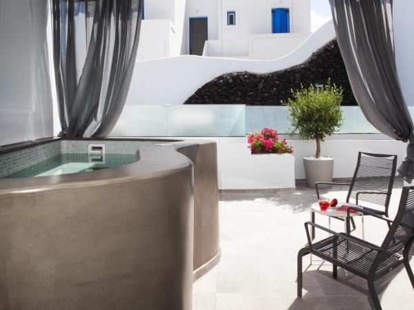 Irene City Villas : photo 8 de la chambre suite supérieure avec jacuzzi extérieur