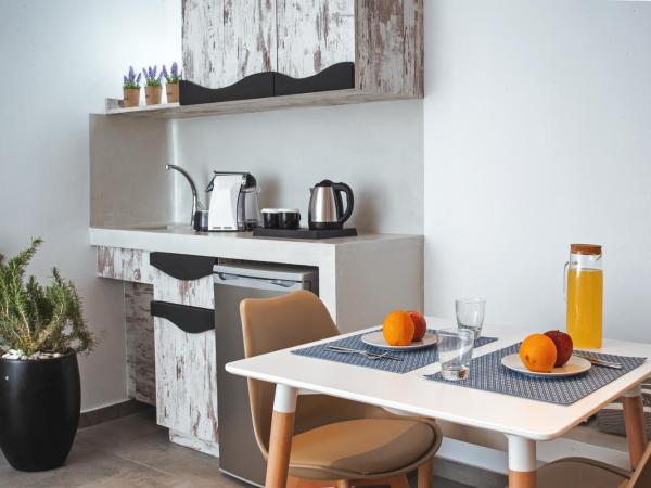 Irene City Villas : photo 9 de la chambre suite supérieure avec jacuzzi extérieur