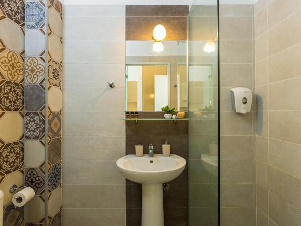 Yacinthos : photo 3 de la chambre studio demi sous-sol (2 adultes)