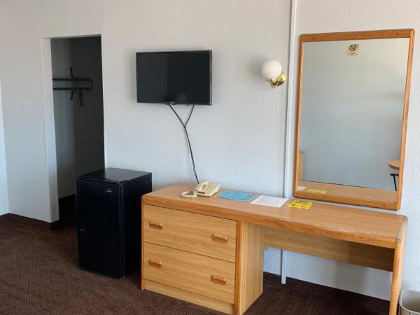 EZ 8 Motel Airporter : photo 5 de la chambre chambre lit queen-size 