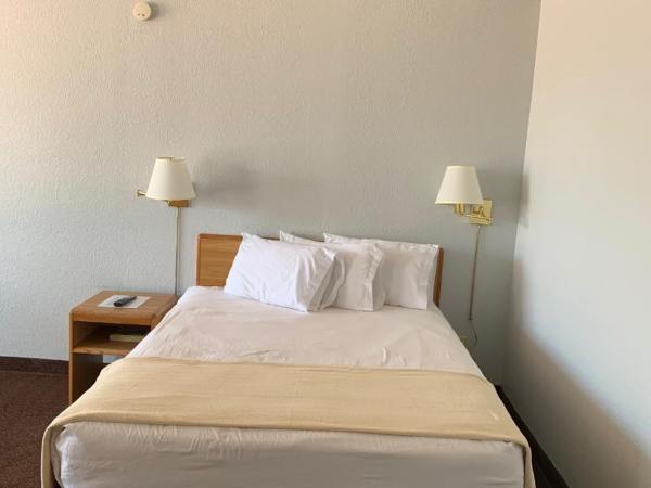 EZ 8 Motel Airporter : photo 7 de la chambre chambre lit queen-size 