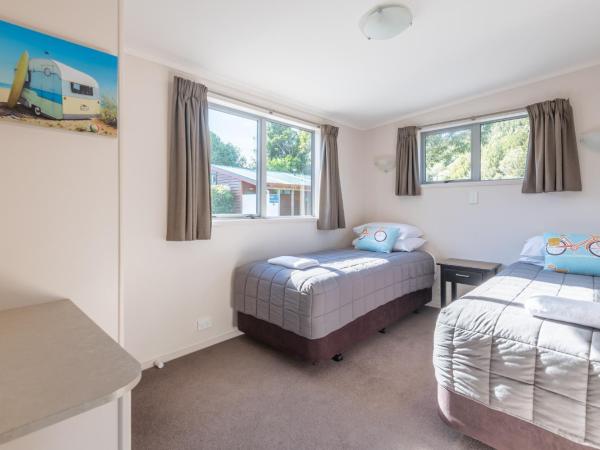 Blue Lake TOP 10 Holiday Park : photo 4 de la chambre deluxe cabin with lake view