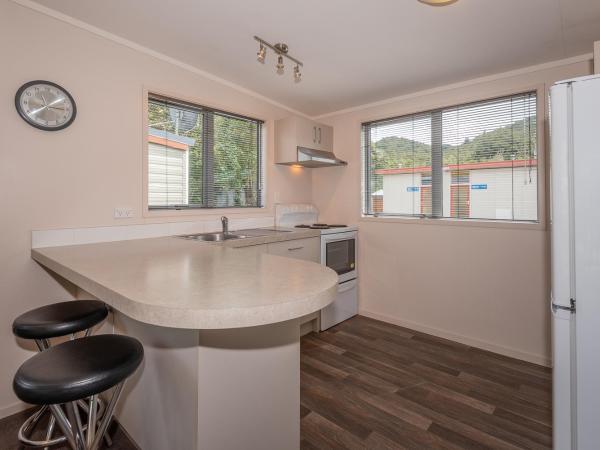 Blue Lake TOP 10 Holiday Park : photo 2 de la chambre deluxe cabin with lake view