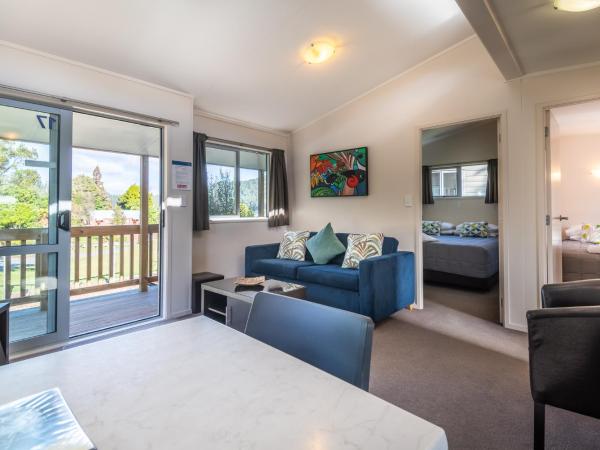 Blue Lake TOP 10 Holiday Park : photo 1 de la chambre lake view cabin with kitchenette