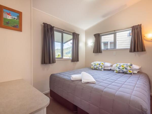 Blue Lake TOP 10 Holiday Park : photo 3 de la chambre lake view cabin with kitchenette