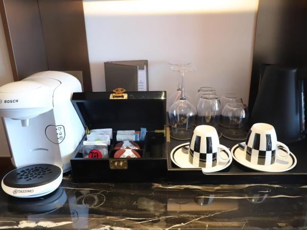 InterContinental Guangzhou Exhibition Center, an IHG Hotel - Free shuttle between hotel and Exhibition Center during Canton Fair & Exhibitor registration Counter : photo 5 de la chambre suite junior lit king-size - vue sur rivière des perles