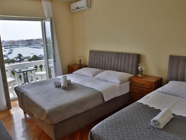 Apartment and Rooms Villa Kolonada : photo 5 de la chambre chambre double avec balcon (3 adultes)