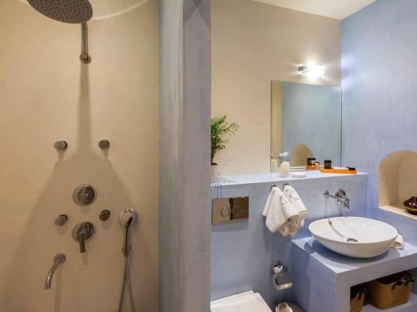 In Camera Art Boutique Hotel : photo 4 de la chambre suite senior avec jardin privé et jacuzzi extérieur - vue sur rhodes