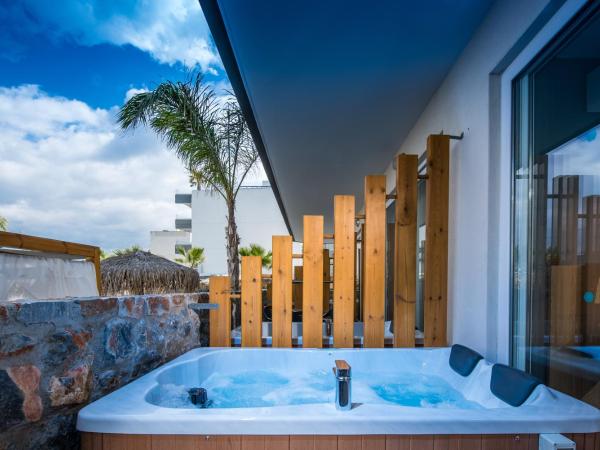 Infinity Blue Boutique Hotel & Spa - Adults Only : photo 3 de la chambre studio de luxe avec jacuzzi privé