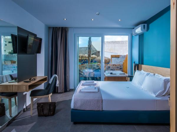 Infinity Blue Boutique Hotel & Spa - Adults Only : photo 7 de la chambre chambre triple avec jacuzzi extérieur 