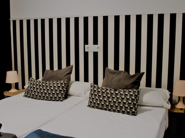Feel Hostels Soho Malaga : photo 1 de la chambre chambre double avec salle de bains
