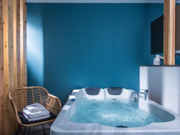 Infinity Blue Boutique Hotel & Spa - Adults Only : photo 4 de la chambre chambre double supérieure avec jacuzzi intérieur