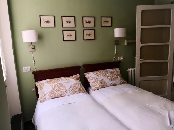 Lavagna Uno : photo 6 de la chambre chambre lits jumeaux avec salle de bains commune