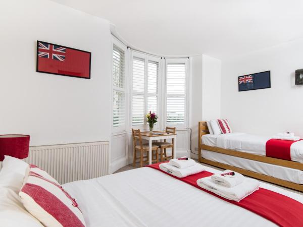 Hamptons Brighton : photo 2 de la chambre chambre quadruple avec salle de bains privative