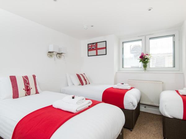 Hamptons Brighton : photo 3 de la chambre chambre triple avec salle de bains privative