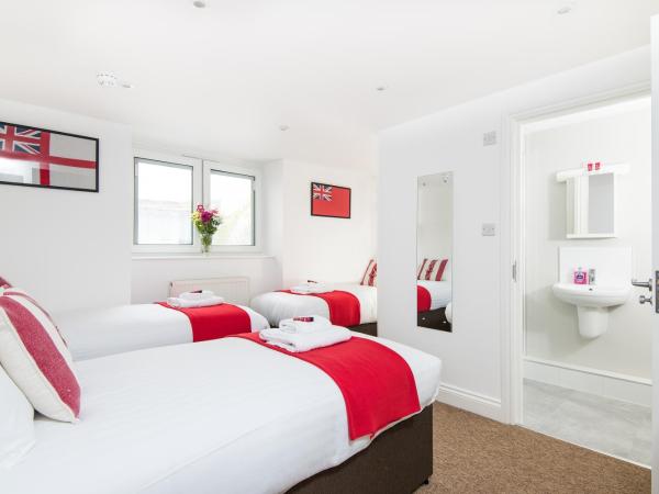 Hamptons Brighton : photo 1 de la chambre chambre triple avec salle de bains privative