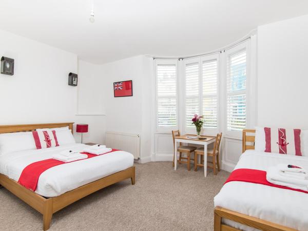 Hamptons Brighton : photo 1 de la chambre chambre quadruple avec salle de bains privative