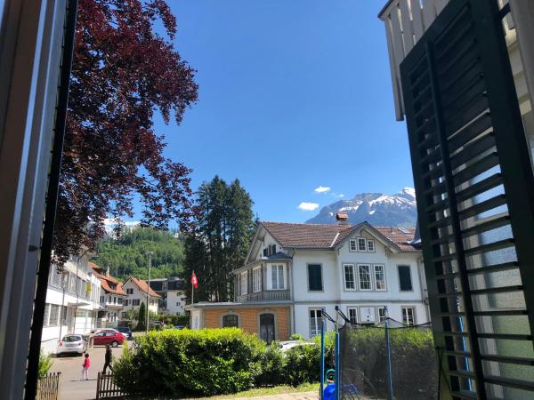 Interlaken Marco Hostel : photo 4 de la chambre chambre double ou lits jumeaux avec salle de bains privative