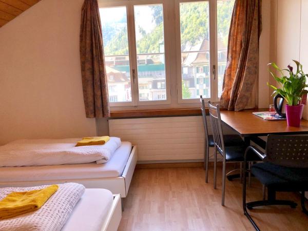 Interlaken Marco Hostel : photo 7 de la chambre chambre triple avec toilettes communes