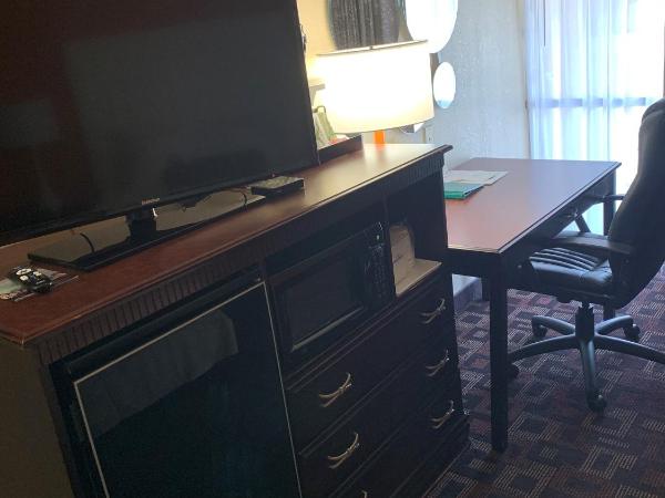 Howard Johnson by Wyndham Oklahoma City OKC Airport, Fairgrounds, I40 : photo 3 de la chambre chambre lit queen-size affaires - non-fumeurs