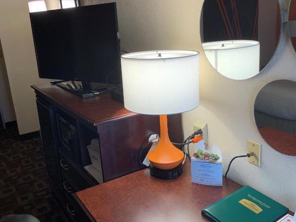 Howard Johnson by Wyndham Oklahoma City OKC Airport, Fairgrounds, I40 : photo 2 de la chambre chambre lit queen-size affaires - non-fumeurs