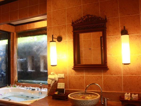 Mukdara Beach Villa & Spa Resort : photo 6 de la chambre villa de luxe avec bain à remous