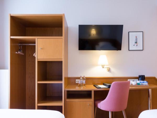 Hotel Perrin - former Carlton : photo 4 de la chambre chambre lits jumeaux standard