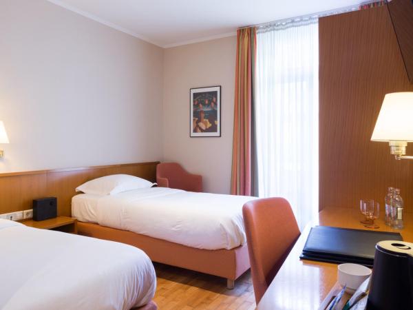 Hotel Perrin - former Carlton : photo 3 de la chambre chambre lits jumeaux standard