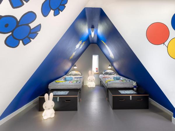Stayokay Hostel Utrecht Centrum : photo 6 de la chambre chambre miffy avec salle de bains privative et billet pour le musée miffy