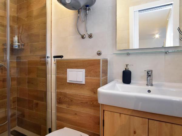 Hostel Temza : photo 4 de la chambre chambre double avec salle de bains privative