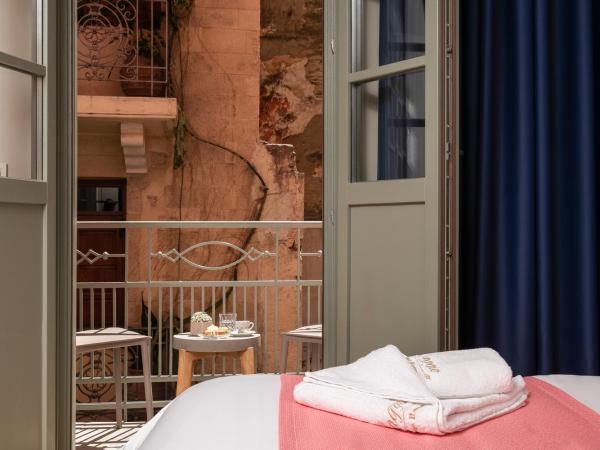 Viaggio Elegant Rooms : photo 3 de la chambre chambre quadruple de luxe avec balcon