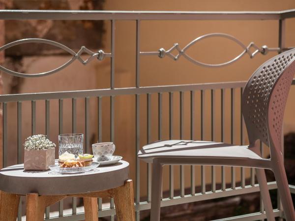 Viaggio Elegant Rooms : photo 9 de la chambre chambre quadruple de luxe avec balcon