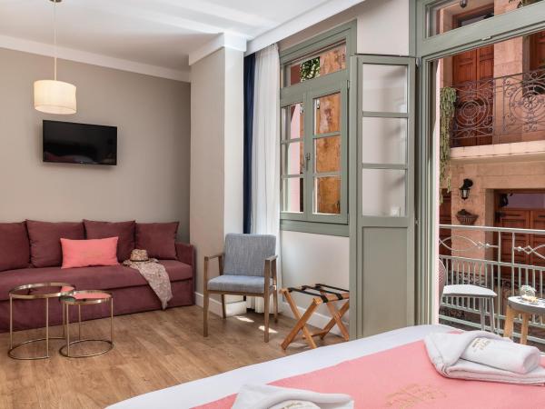 Viaggio Elegant Rooms : photo 5 de la chambre chambre quadruple de luxe avec balcon