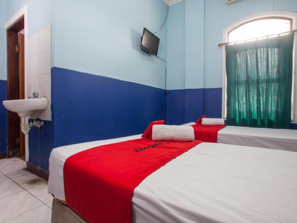RedDoorz @ Genteng Surabaya 2 : photo 3 de la chambre chambre lits jumeaux