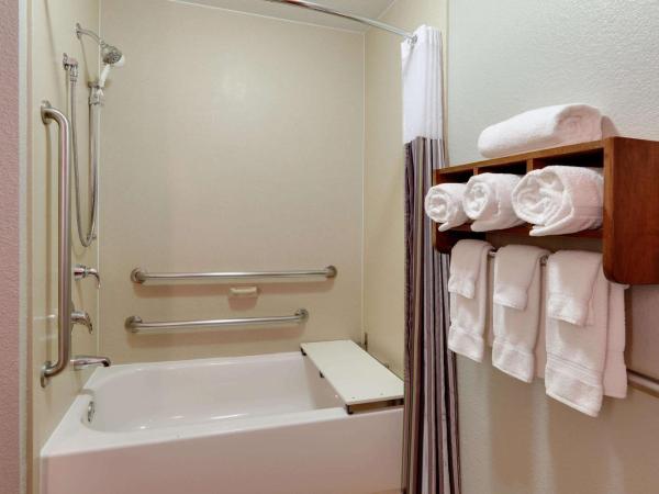 La Quinta by Wyndham Dallas Love Field : photo 3 de la chambre queen room with two queen beds and bath tub - mobility/hearing accessible - non-smoking