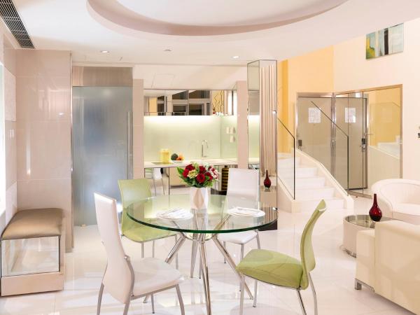 Regal Airport Hotel : photo 2 de la chambre suite en duplex