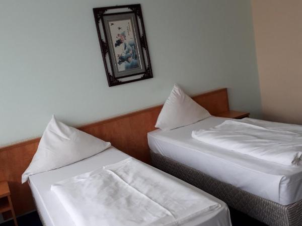 Hotel Am Flughafen : photo 1 de la chambre chambre lits jumeaux