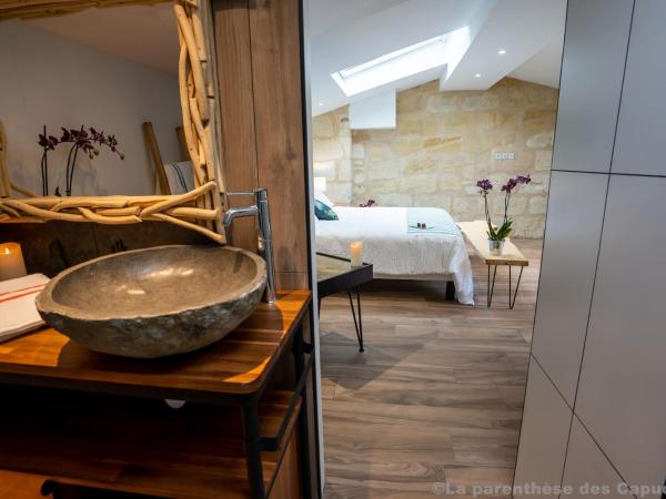 La Parenthèse des Capucins - Maison d'hôtes Bordeaux : photo 7 de la chambre chambre lit king-size avec baignoire spa