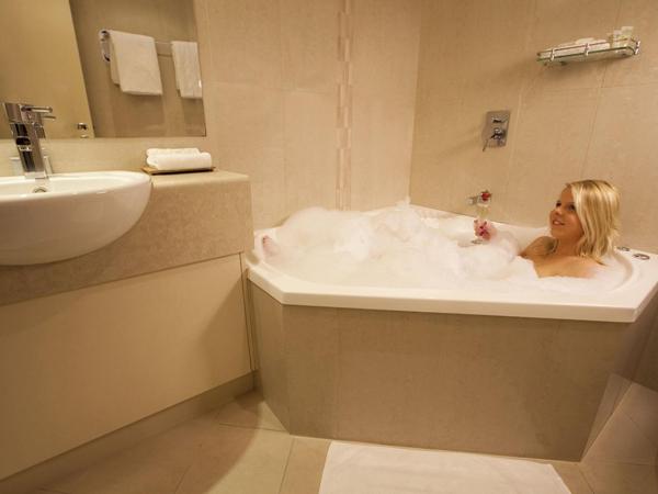BEST WESTERN PLUS Travel Inn : photo 5 de la chambre suite avec baignoire spa